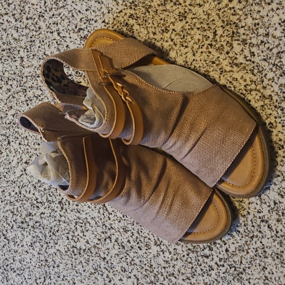 Blowfish malibu burma sandals new never worn size 8